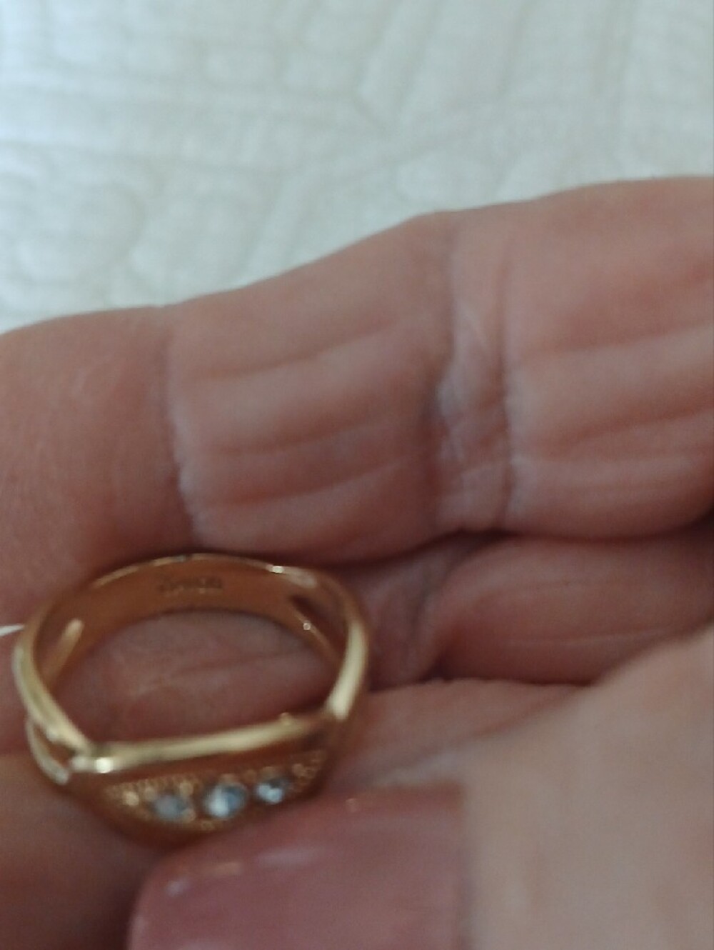 Vintage Avon Gold Tone Marquise Ring with Clear Stones - Women Jewelry. - Picture 5 of 5